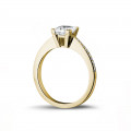 Anello solitario da 1,50 carati in oro giallo con diamante princess e diamanti laterali