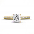 Anello solitario da 2,00 carati in oro giallo con diamante princess e diamanti laterali