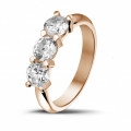 Anello trilogy da 1,50 carati in oro rosso con diamanti rotondi