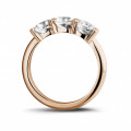 Anello trilogy da 2,05 carati in oro rosso con diamanti rotondi