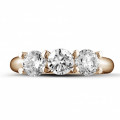 Anello trilogy da 2,05 carati in oro rosso con diamanti rotondi