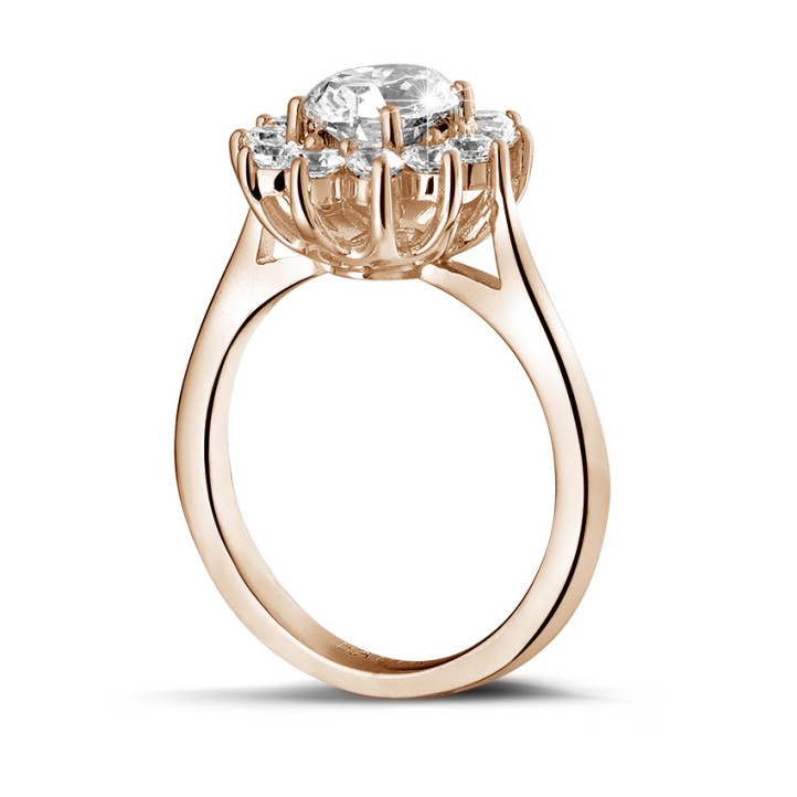 Anello entourage da 1,85 carati in oro rosso con diamante ovale