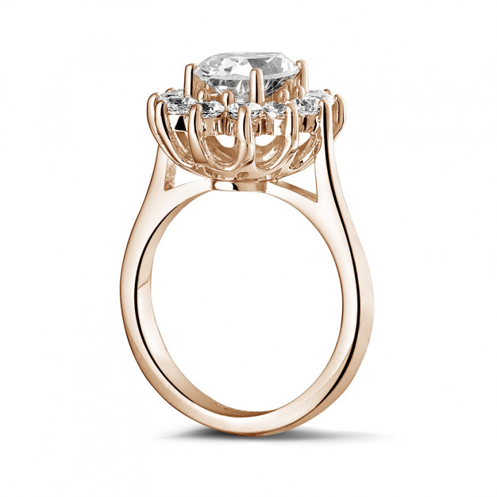 Anello entourage da 2,85 carati in oro rosso con diamante ovale