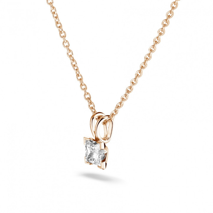 Pendente solitario da 0,70 carati in oro rosso con diamante princess