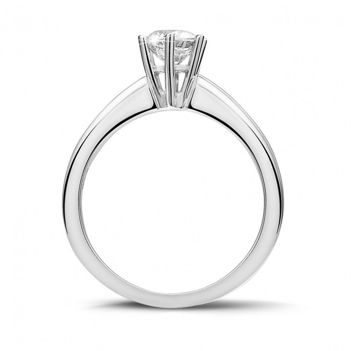 Anello solitario con diamante da 0,70 carati in platino con sei griffe