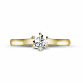 Anello solitario con diamante da 0,30 carati in oro giallo con sei griffe