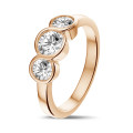 Anello trilogy da 0,95 carati in oro rosso con diamanti rotondi