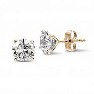 Orecchini classici con diamanti da 3,00 carati in oro rosso con quattro griffe