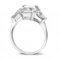 Anello in oro bianco con diamante radiant e diamanti triangolari
