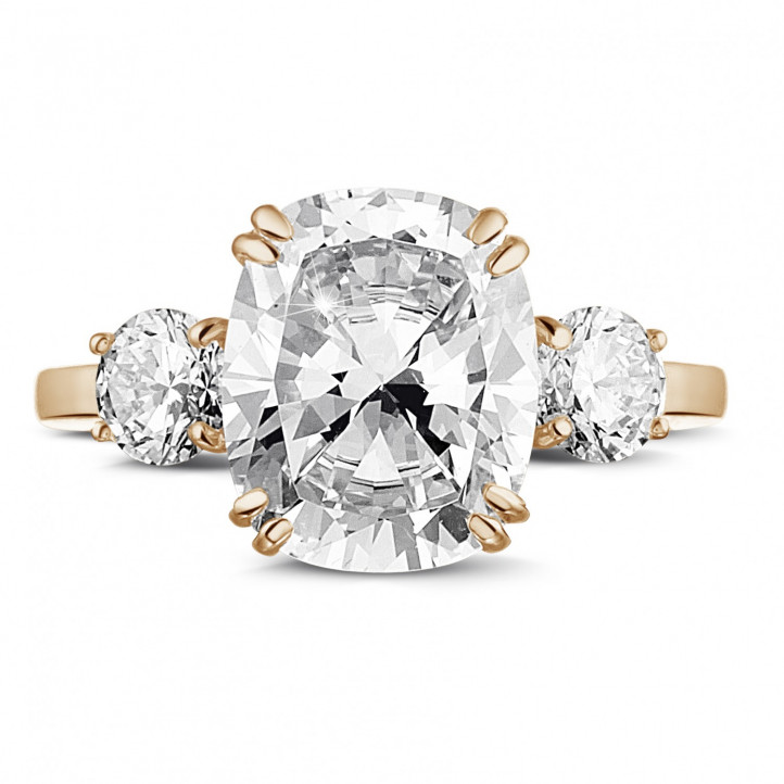 Anello in oro rosso con diamante cushion e diamanti rotondi