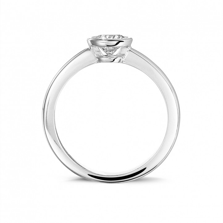 Anello solitario da 0,50 carati in oro bianco con diamante rotondo
