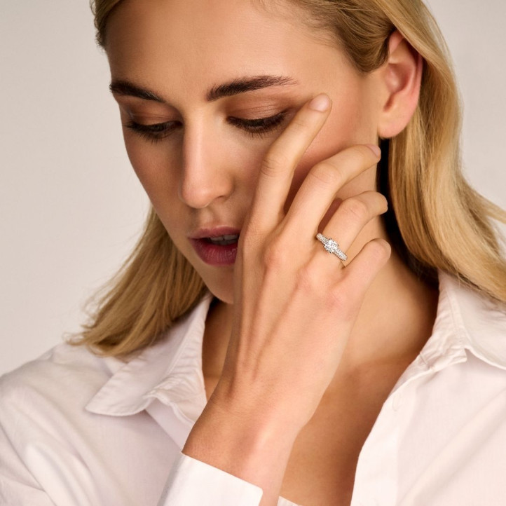 Anello solitario da 0,90 carati (mezzo incastonato) in platino con diamanti laterali