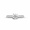 Anello solitario da 0,90 carati (mezzo incastonato) in platino con diamanti laterali