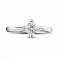 Anello solitario da 0,70 carati in oro bianco con diamante princess