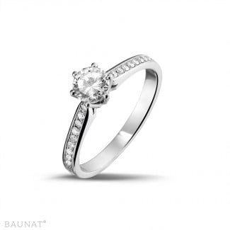 Anello solitario con diamante da 0,50 carati in oro bianco con diamanti laterali