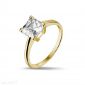 Anello solitario da 2,50 carati in oro giallo con diamante princess