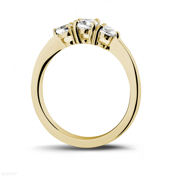 Anello trilogy da 0,67 carati in oro giallo con diamanti rotondi