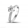 Anello solitario con diamante da 1,25 carati in platino con diamanti laterali
