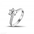 Anello solitario con diamante da 1,50 carati in platino con diamanti laterali