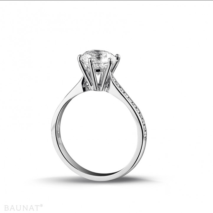 Anello solitario con diamante da 1,50 carati in platino con diamanti laterali