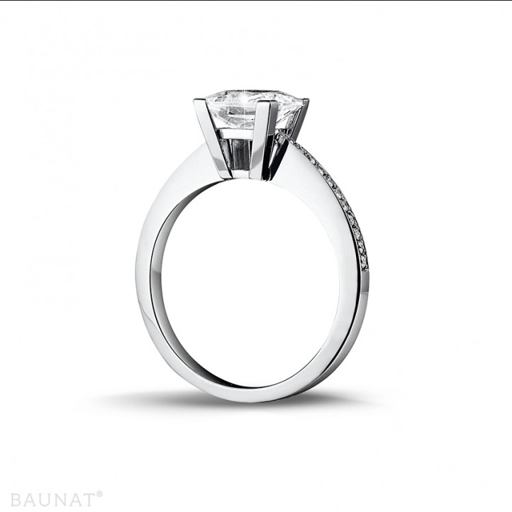 Anello solitario da 2,00 carati in platino con diamante princess e diamanti laterali