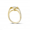 Anello solitario con diamante da 1,00 carati in oro giallo