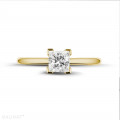 Anello solitario da 0,70 carati in oro giallo con diamante princess