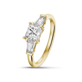 リング - 1.00 carat trilogy ring in yellow gold with a princess diamond and tapered baguettes