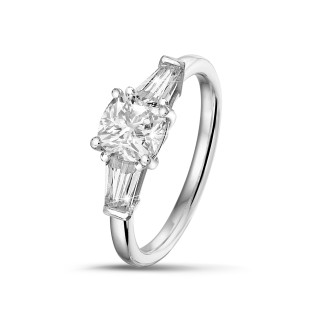 エンゲージリング - 1.00 carat trilogy ring in platinum with a cushion diamond and tapered baguettes