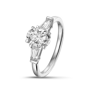 エンゲージリング - 1.00 carat trilogy ring in platinum with oval diamond and tapered baguettes