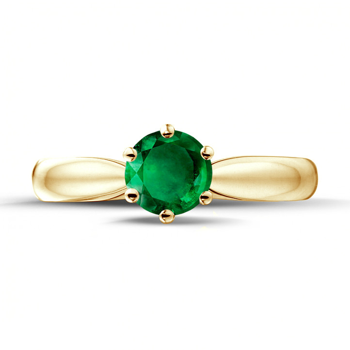 Solitaire ring in yellow gold with a round emerald