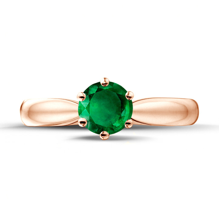 Solitaire ring in red gold with a round emerald