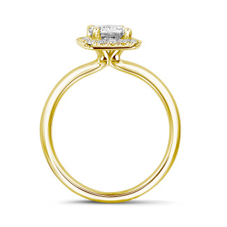 リング - 1.50 carat solitaire halo ring with a radiant cut diamond in yellow gold with round diamonds