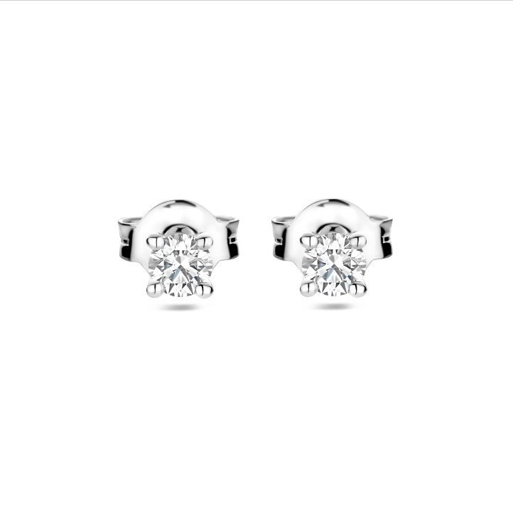 0.30 carat solitaire earrings with round cut diamonds in white gold