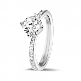 ゴールドの婚約指輪 - 1.00 カラットのサイドダイヤモンド付きホワイトゴールドソリテールダイヤモンドリング