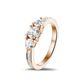 ゴールドの婚約指輪 - 1.10 カラットのサイドダイヤモンド付きピンクゴールドトリロジーリング