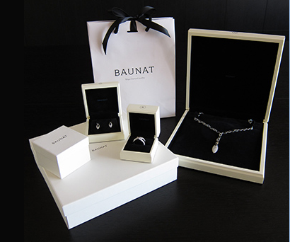 BAUNATの白いギフトボックスに入ったダイヤモンドジュエリーセット。ネックレス、ピアス、指輪が黒い内装で上品に展示されている