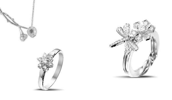 白金カラーのダイヤモンドジュエリー3点。花モチーフのペンダント、フラワーセッティングのリング、透かしデザインの立体的なリングが並ぶ