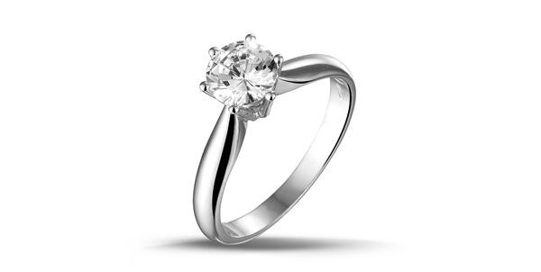 プラチナのソリティア婚約指輪。ラウンドブリリアントカットのダイヤモンドを6本爪で高く留め、細身の曲線アームが上品に輝く