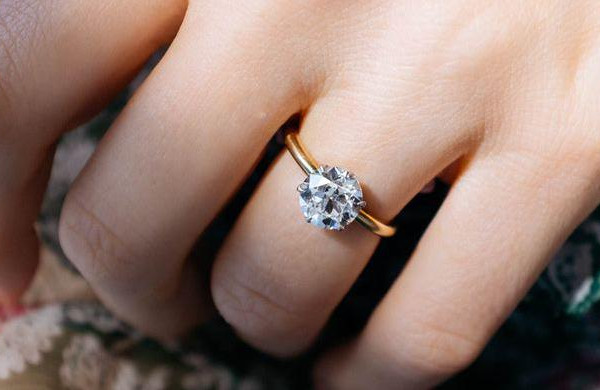 ダイヤモンドエンゲージリングの平均カラットは何カラットですか？