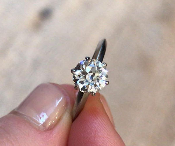 プラチナの細身バンドにラウンドブリリアントカットのソリテールダイヤモンドを6本爪で留めた婚約指輪