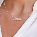 라운드 다이아몬드가 세팅된 18K 골드 커스텀 네임 펜던트