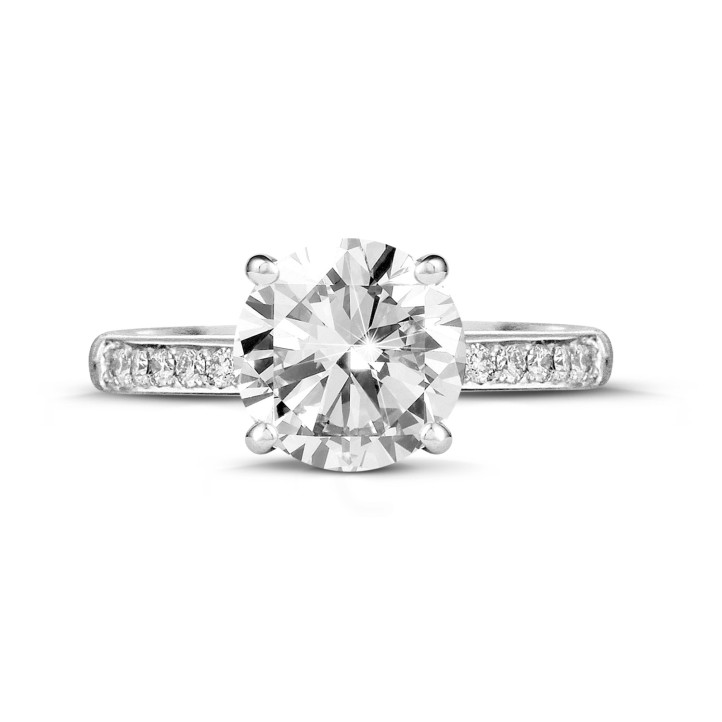 2.00캐럿 솔리테어 링, 4 프롱과 사이드 다이아몬드가 세팅된 화이트 골드