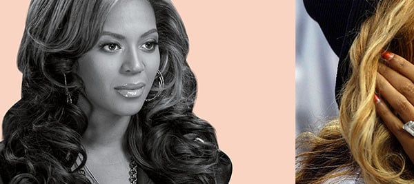 다이아몬드가 세팅된 약혼 반지를 착용한 비욘세.