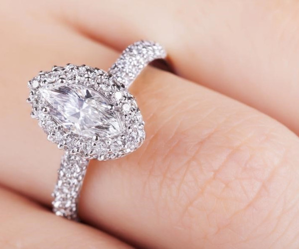 마퀴즈 컷 센터 다이아몬드와 파베 세팅이 돋보이는 화이트 골드 반지