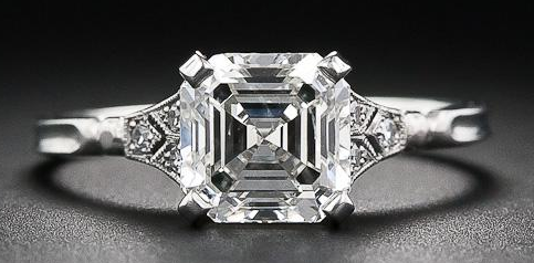 Een Asscher cut diamant is ideaal voor een solitaire ring van BAUNAT 