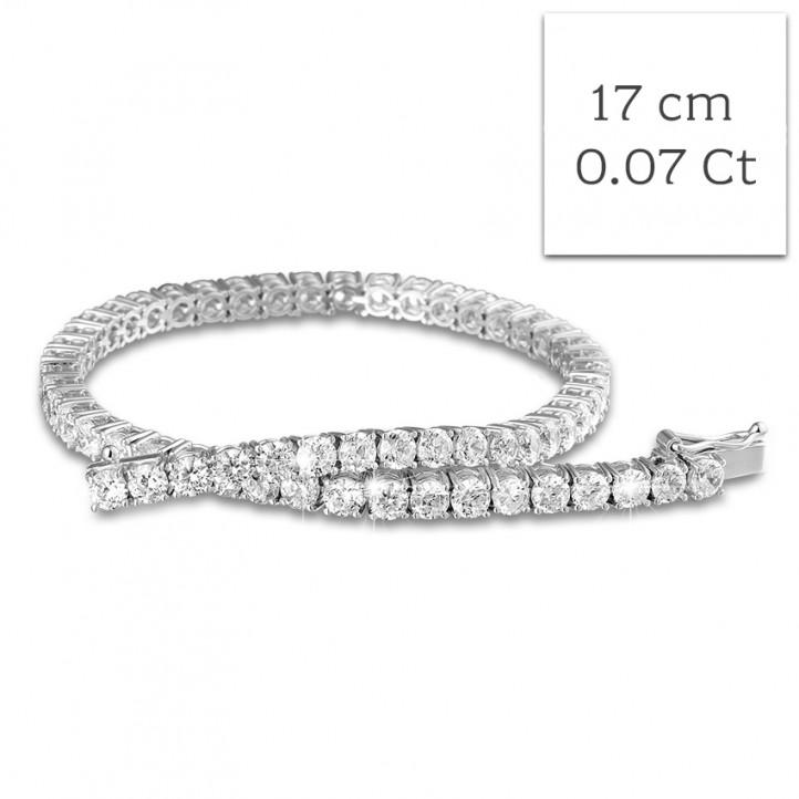 Un bracelet rivière ou tennis de BAUNAT serti de diamant.