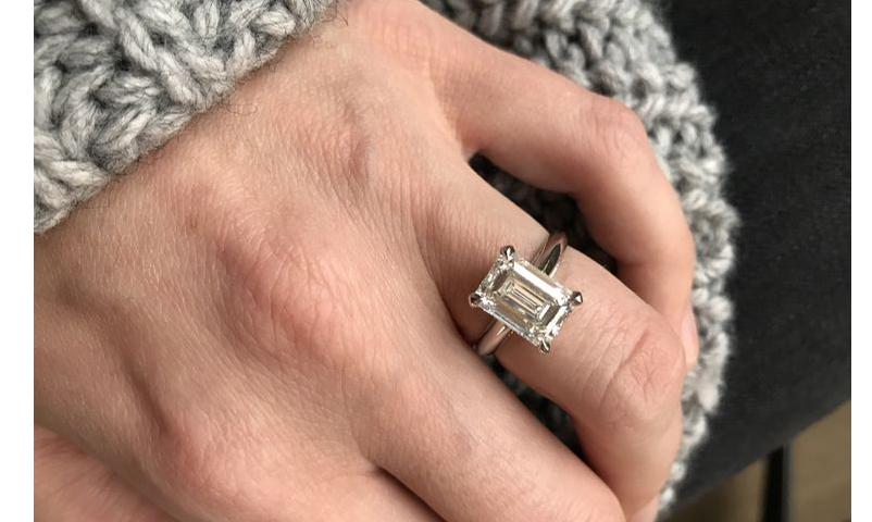 Verlobungsring von BAUNAT mit Diamant im Smaragdschliff 
