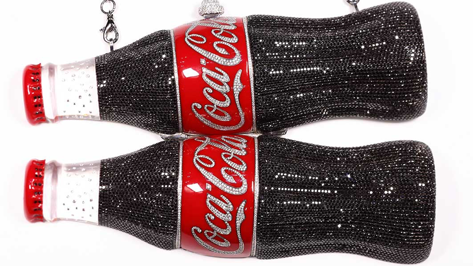 Schmuck online bei BAUNAT kaufen? Tragbarer als diese Diamant-Handtasche in Form einer Coca-Cola-Flasche.