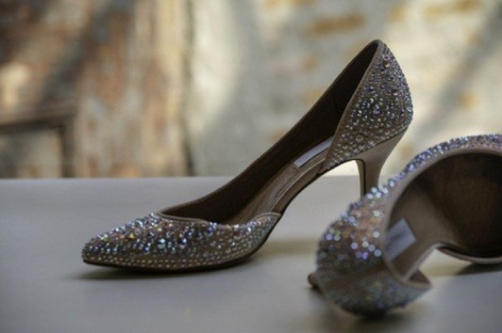 Diamantenbesetzte Schuhe – Oder doch lieber normale Schuhe und dazu Diamantschmuck? Letzteren gibt es online zu kaufen bei BAUNAT.